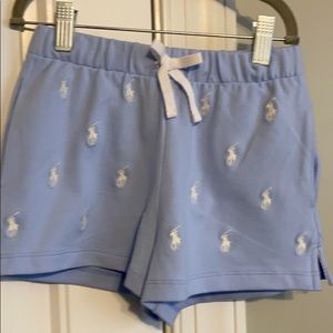 Blue knit pulling shorts with side seam pockets